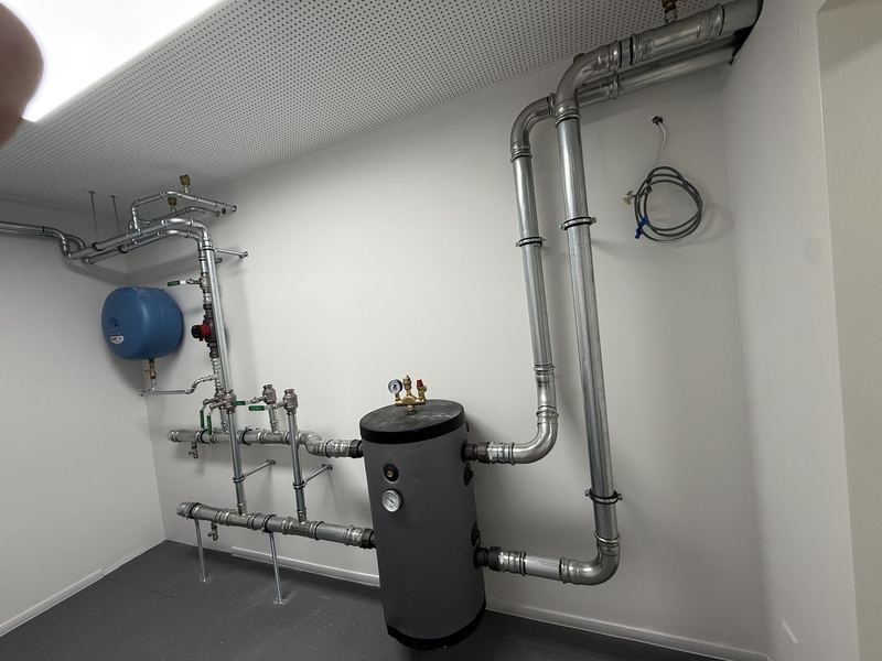Heizungsraum mit Speicher, Ausdehnungsgefäss und verzinkten Rohrleitungen