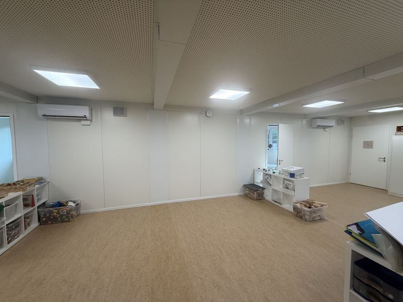 Grosser Raum mit mehreren Klimageräten an der Decke und an der Wand